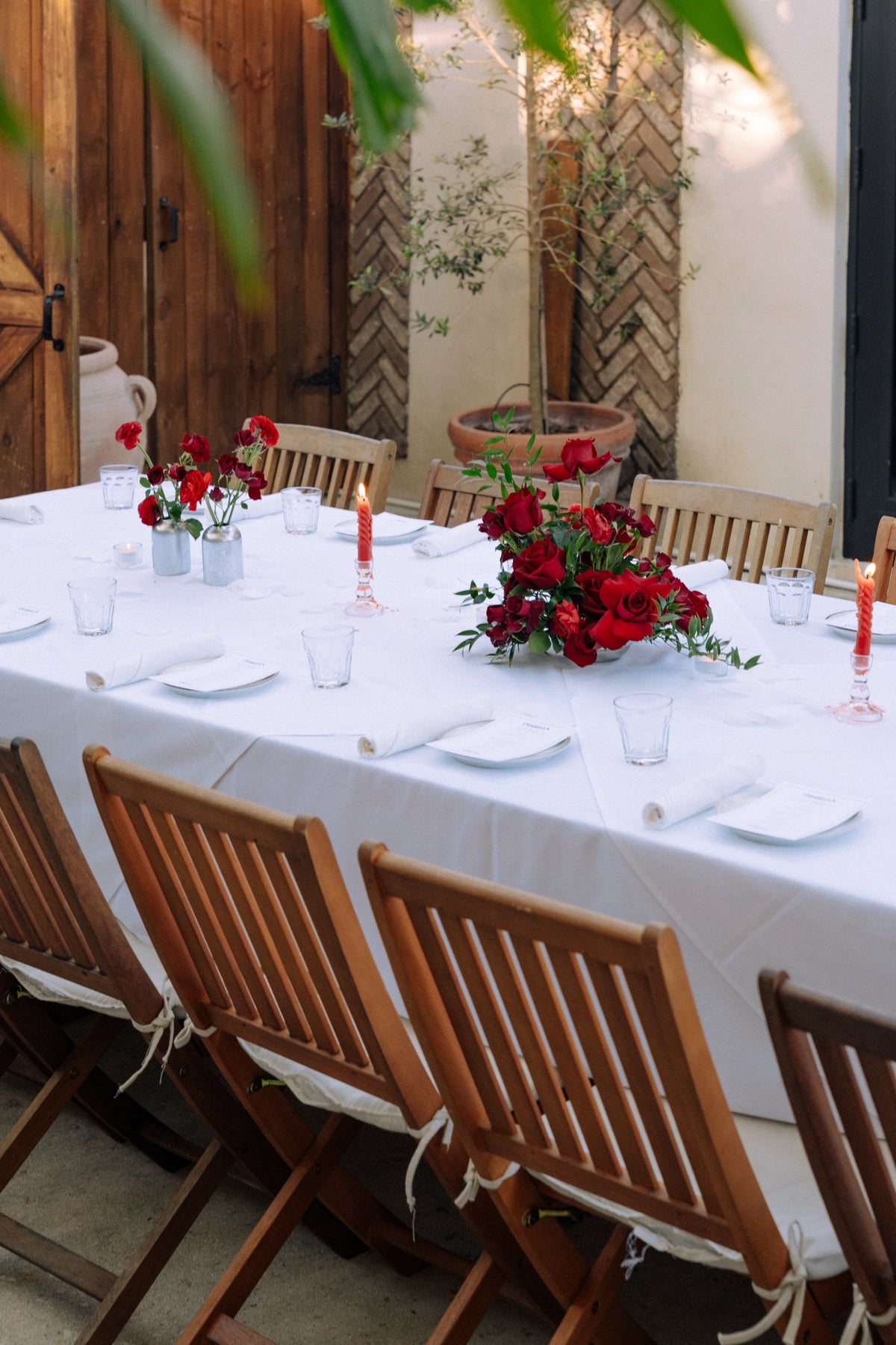 Long table dressed with red roses